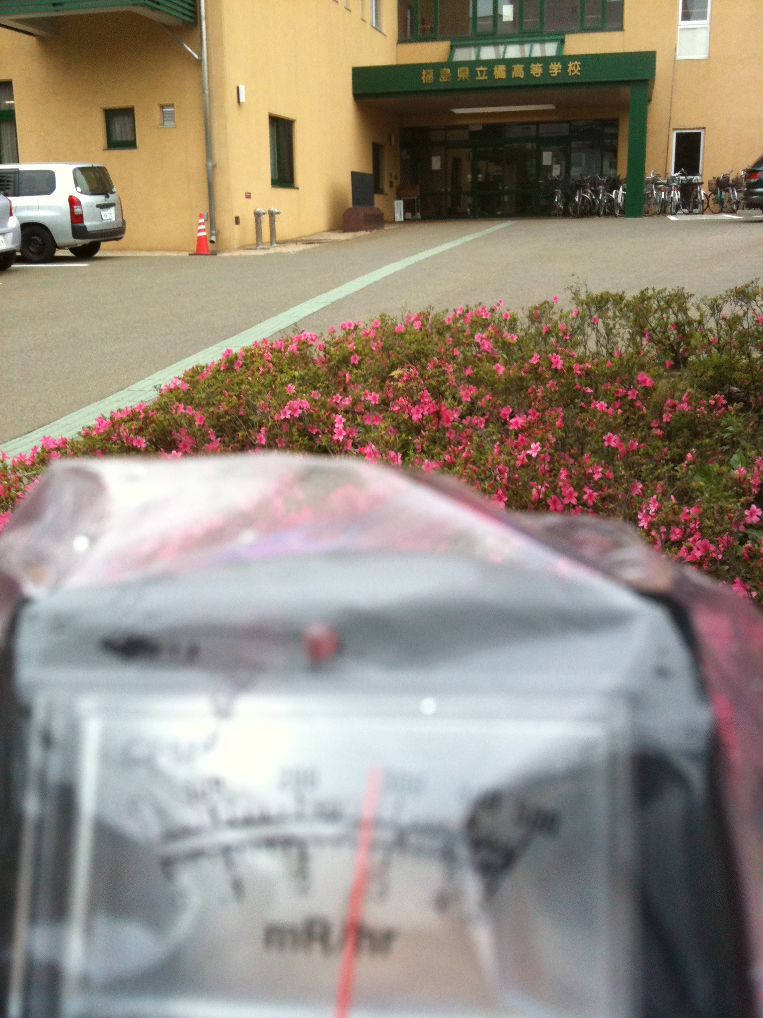 In front of a gate of a high shool. 2.31 micro Sv/h on average of 32 seconds.