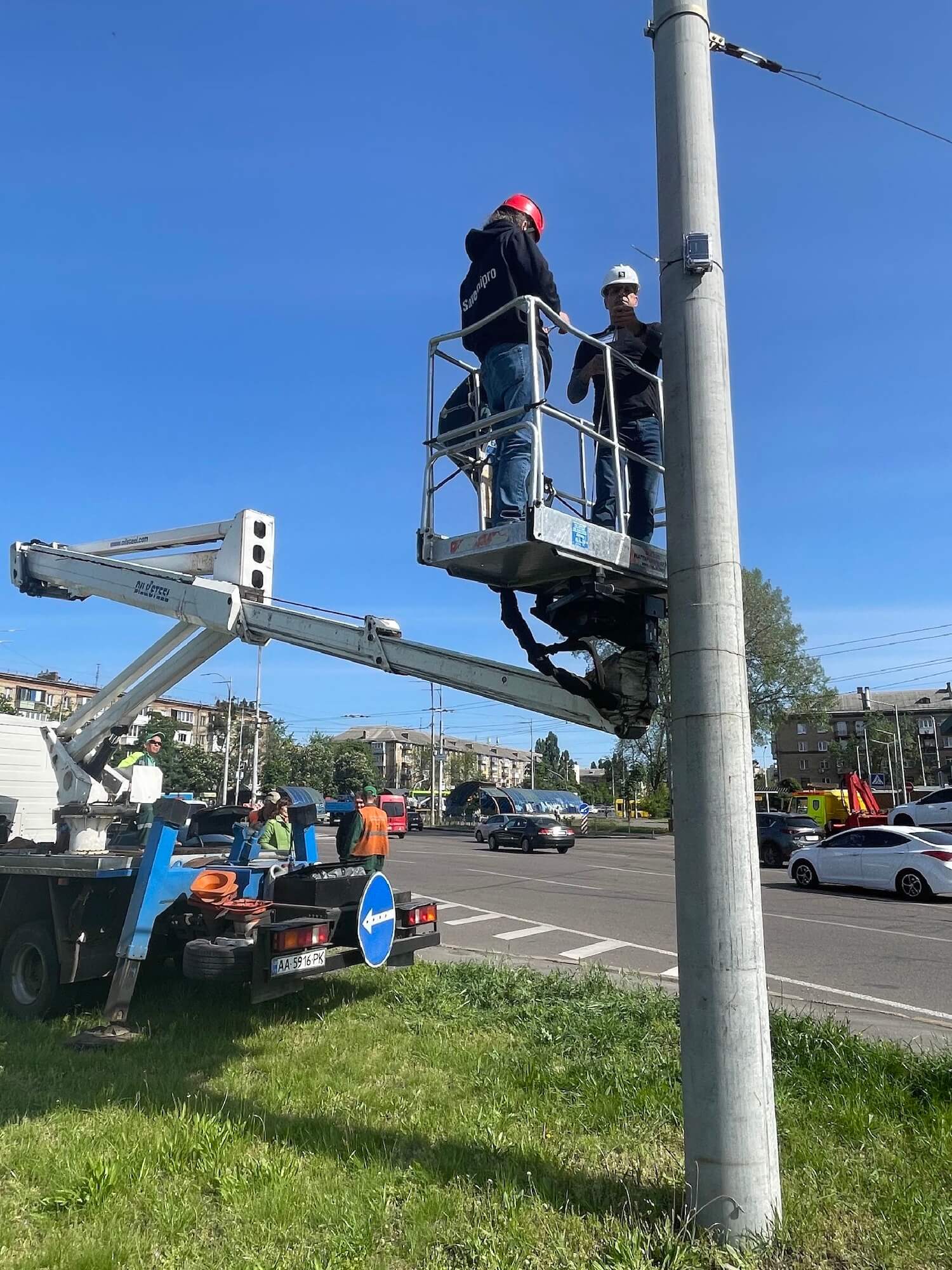 The Kyiv Municipal Government provided cherry-pickers for us to use, making it easier and quicker to install Radnotes on city property @Azby Brown/Safecast