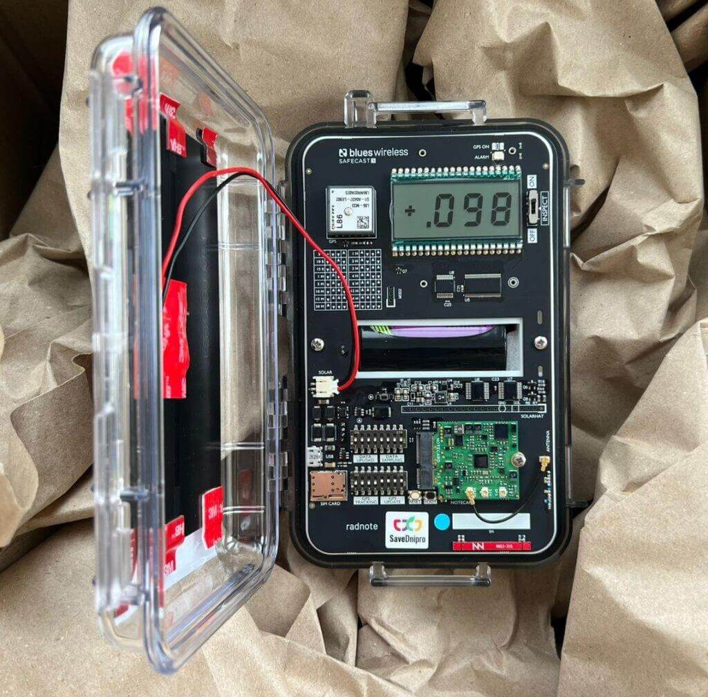 Above: RADNOTE solar-powered, wireless realtime radiation sensor in Dnipro, Ukraine. © Pavlo Tkachenko / SaveDnipro